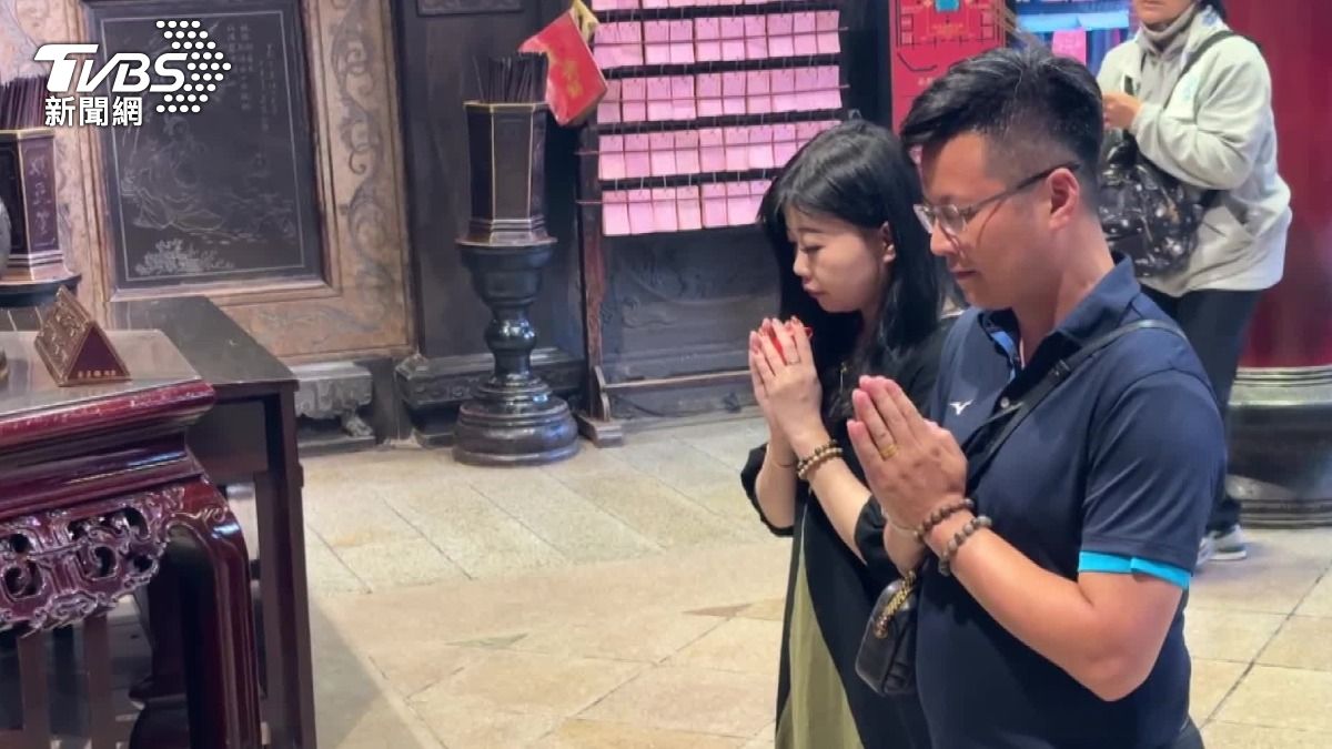 南投市長張嘉哲與太太祈求媽祖聖臨南投市。(圖/TVBS)