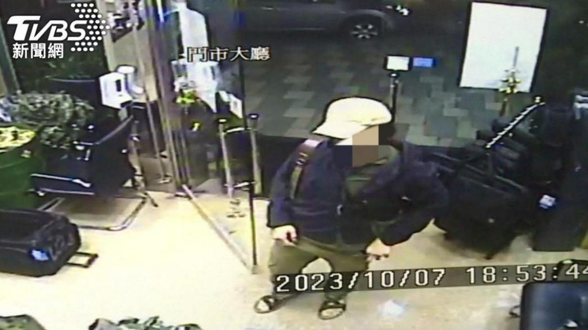 戶外用品店「背包狂人」創辦人劉尚燁到同業店家縱火，造成業者損失慘重。（圖／TVBS資料畫面）