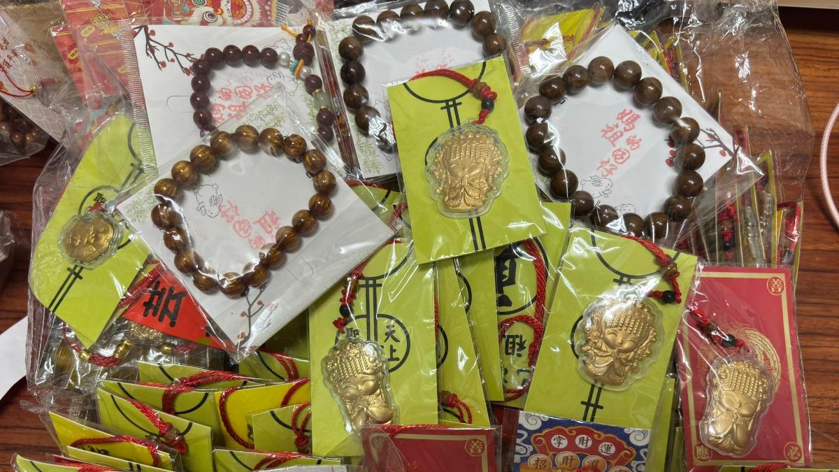 初體驗白沙屯媽進香!她廣結緣遇「劫緣」:一票伸手搶、袋子猛撈