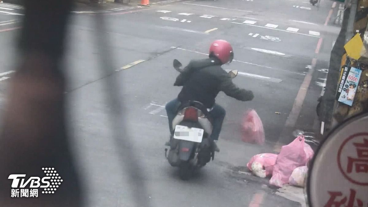 透過監視器影像,進行取締機車違法亂丟垃圾,精準率超過九成。(圖/新北市環保局提供)