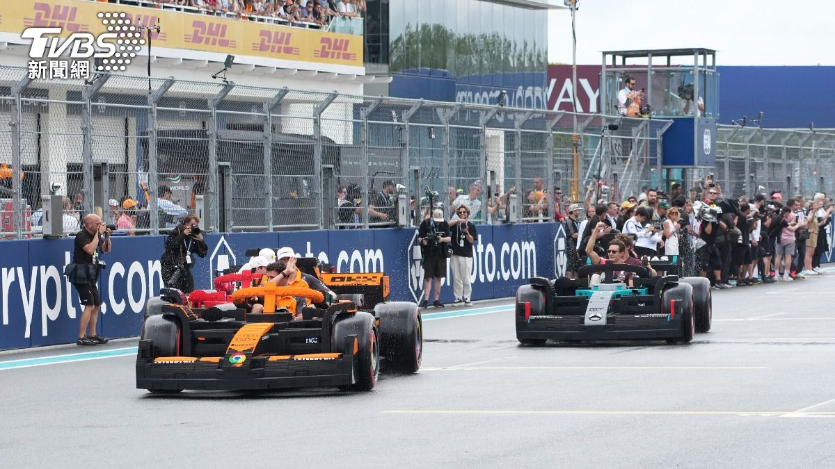 各隊-車手們-駕駛-接近-1:1-樂高賽車-賽前巡場-粉絲-打招呼