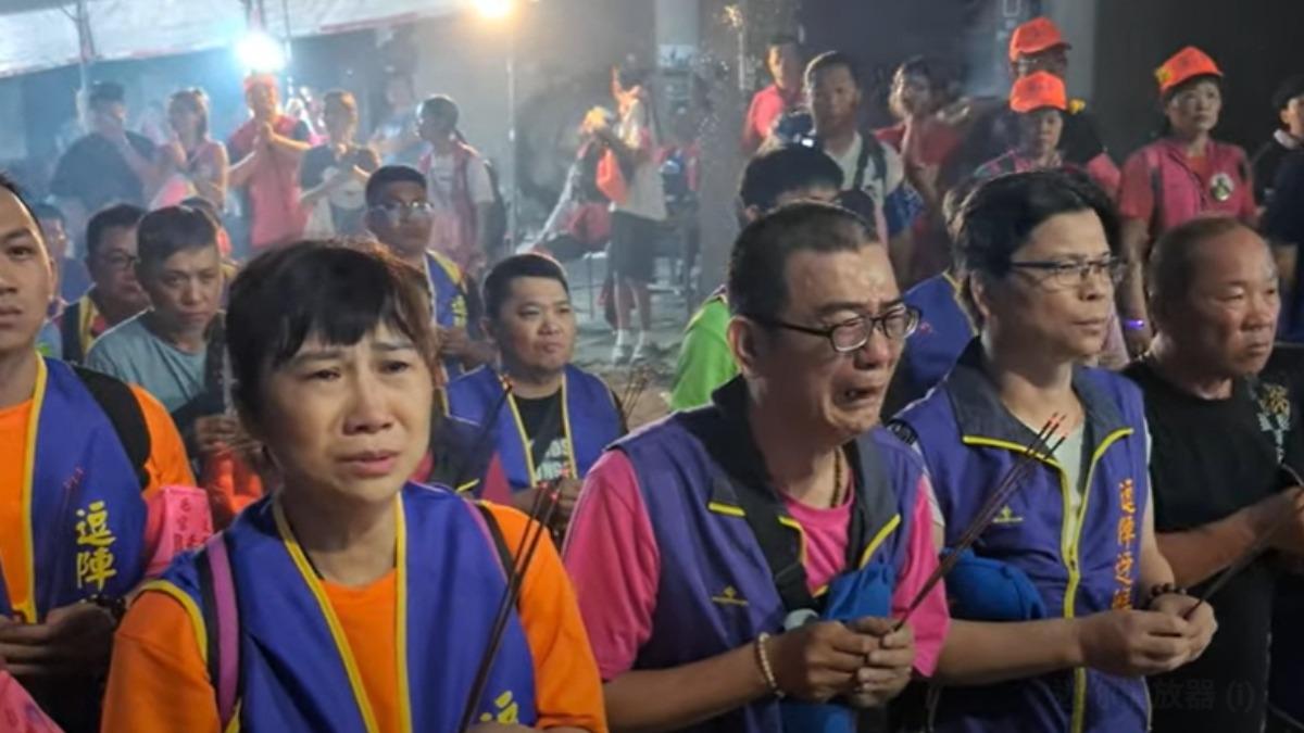 一名戴黑框眼鏡的男信徒因喪父無法接駕，今年白沙屯媽祖特地去安慰，讓他感動地大哭。（圖／翻攝自白沙屯網路電視台YT）