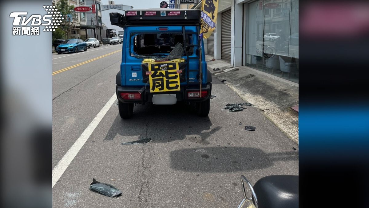 邱男持木棍砸毀停放路旁，懸掛「罷」字的罷免團體車輛。（圖／TVBS）