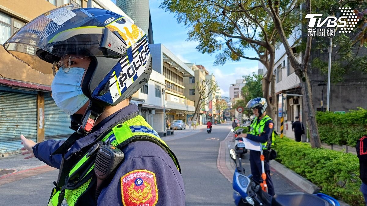 安全升級！南屏基金會慨捐訂製安全帽　淡水警全員換新帽