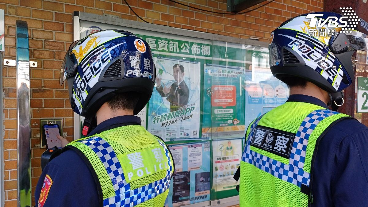員警配戴量身訂做的安全帽。(圖/TVBS)