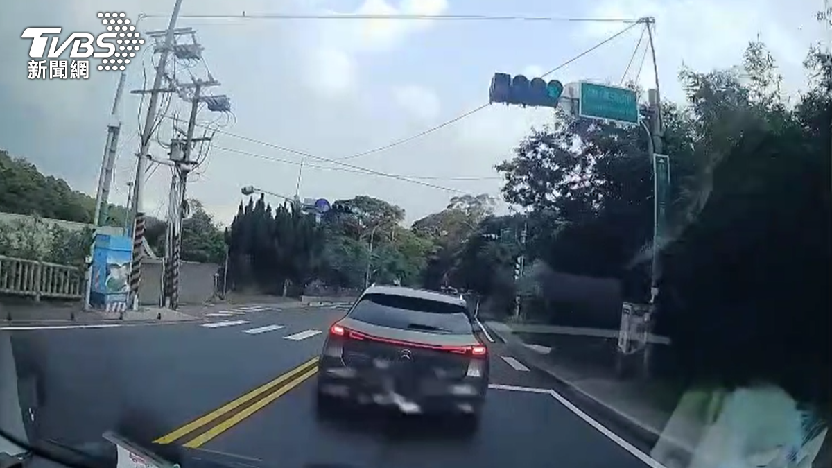 韓男駕駛公司車輛頻踩煞車遭檢舉。(圖/TVBS)
