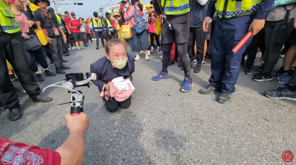 女子聲嘶力竭地喊著救命,讓網友們全動容。(圖/翻攝自「白沙屯媽祖網路電視台」YouTube頻道)