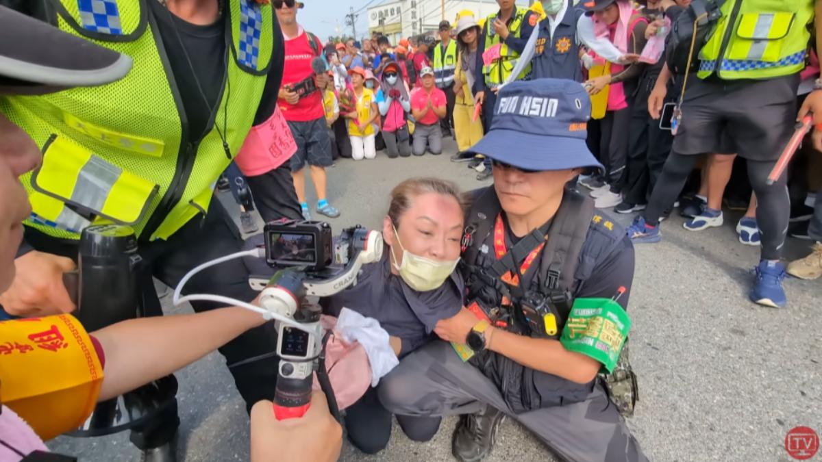 拜託媽祖救我爸爸!孝女跪地猛磕「頭破血流」 一票全鼻酸