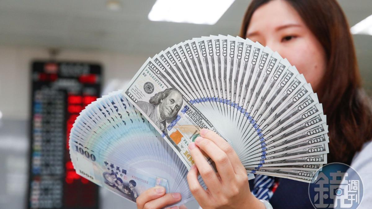 台幣強升1/金控類股成海嘯第一排 法人盤點只有這兩大產業受惠