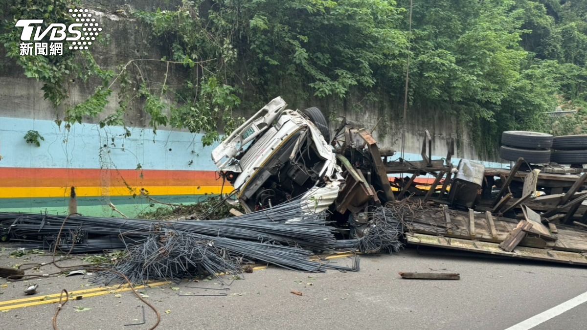 新竹載鋼筋卡車等拖吊下秒翻落護牆　車身墜落10米全解體