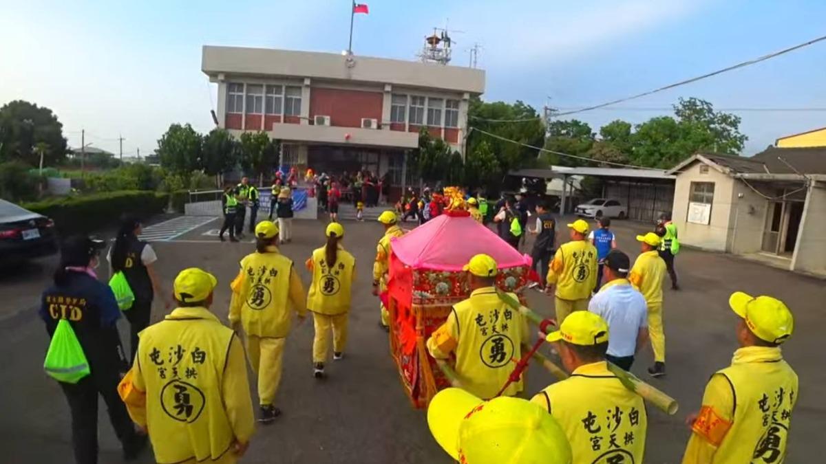 粉紅超跑回鑾突劇烈搖晃…下秒甩尾左轉　駐駕賜福警局理由曝