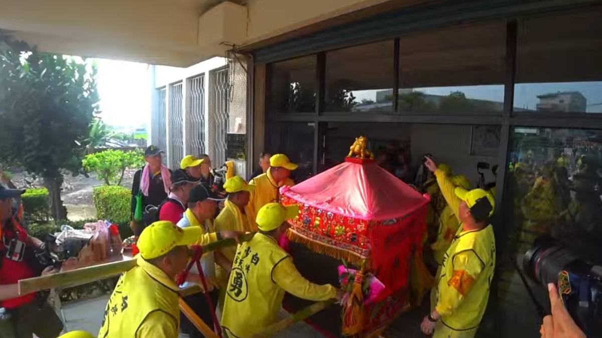 起初隊伍於4時59分停駕斗南分局新崙派出所，5時8分更決定駐駕，直接在這休息一晚。（圖／翻攝自白沙屯網路電視台YT）