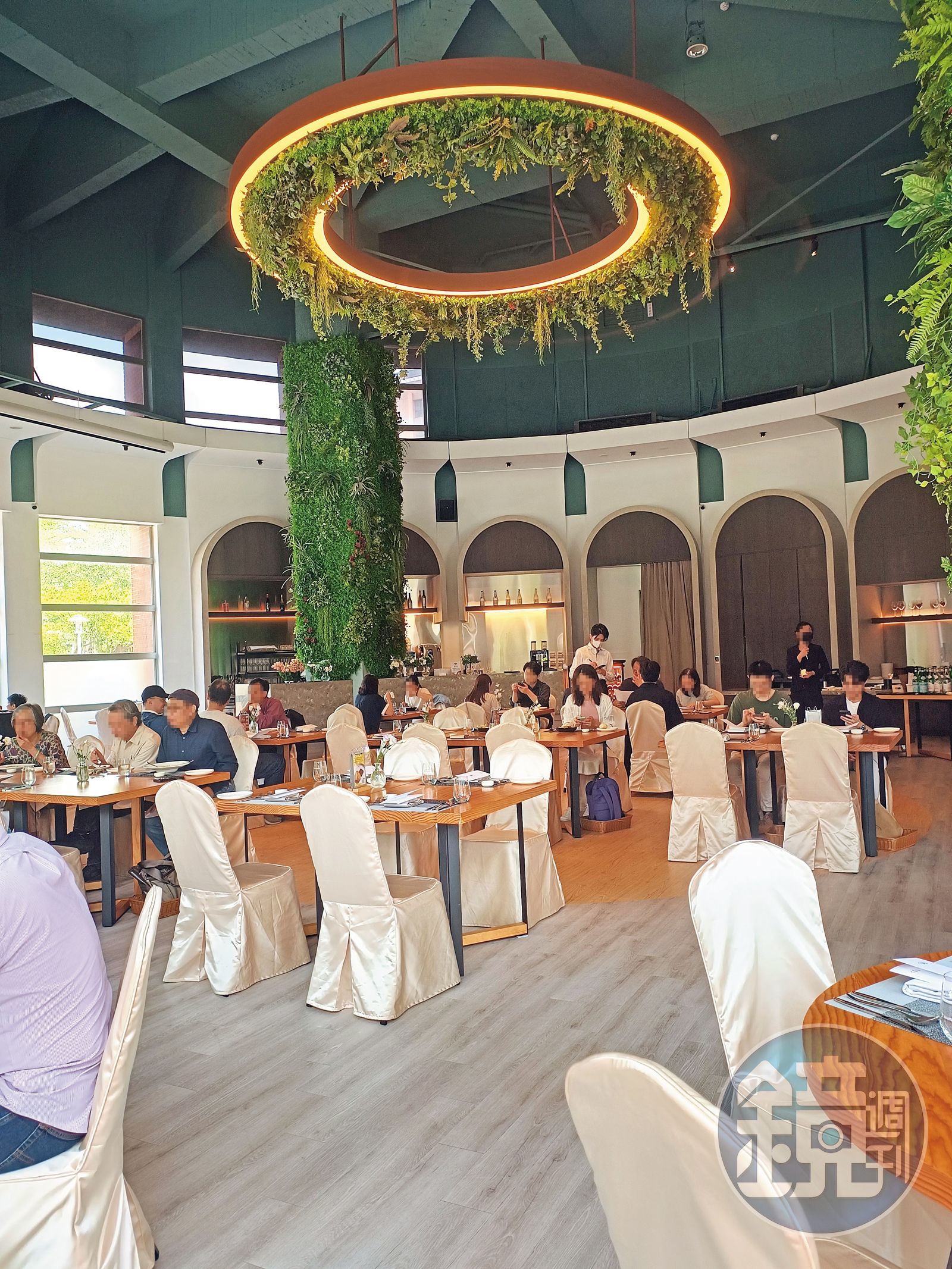 MD餐廳位在台大明達館內,其中密宴AIT的「花園廳」包廂挑高九米、有大片玻璃窗,平日是方桌擺設。