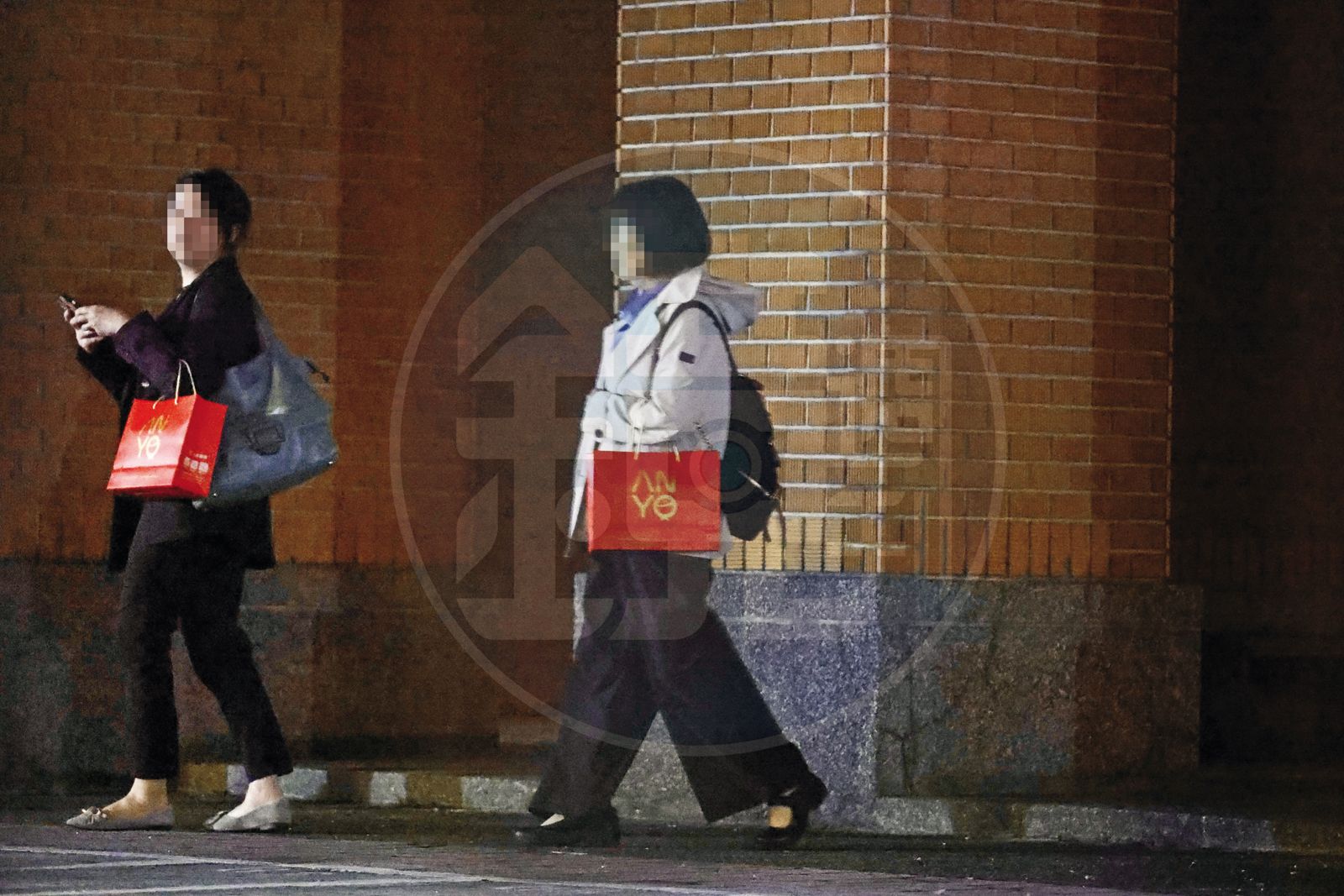 晚上約8點11分,經濟部代表及AIT官員陸續步出MD餐廳,還人手一袋紅色伴手禮。