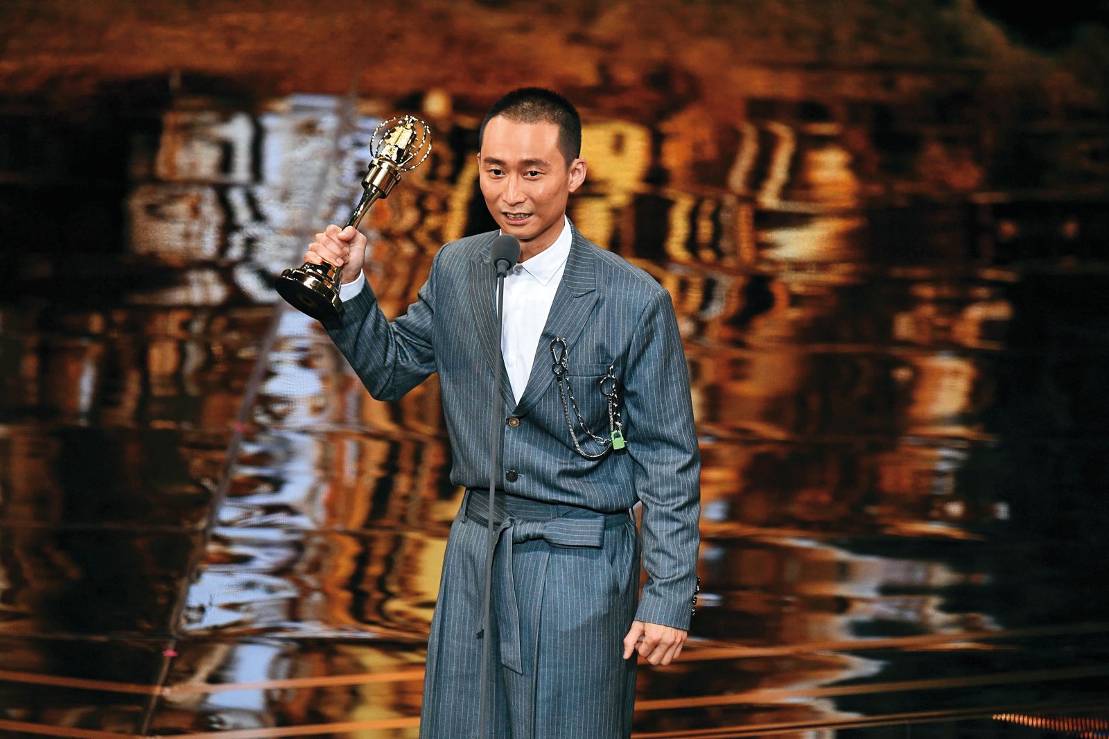 浩子入行20年,日前拿下金鐘獎主持人獎上台領獎。(圖/三立電視提供)