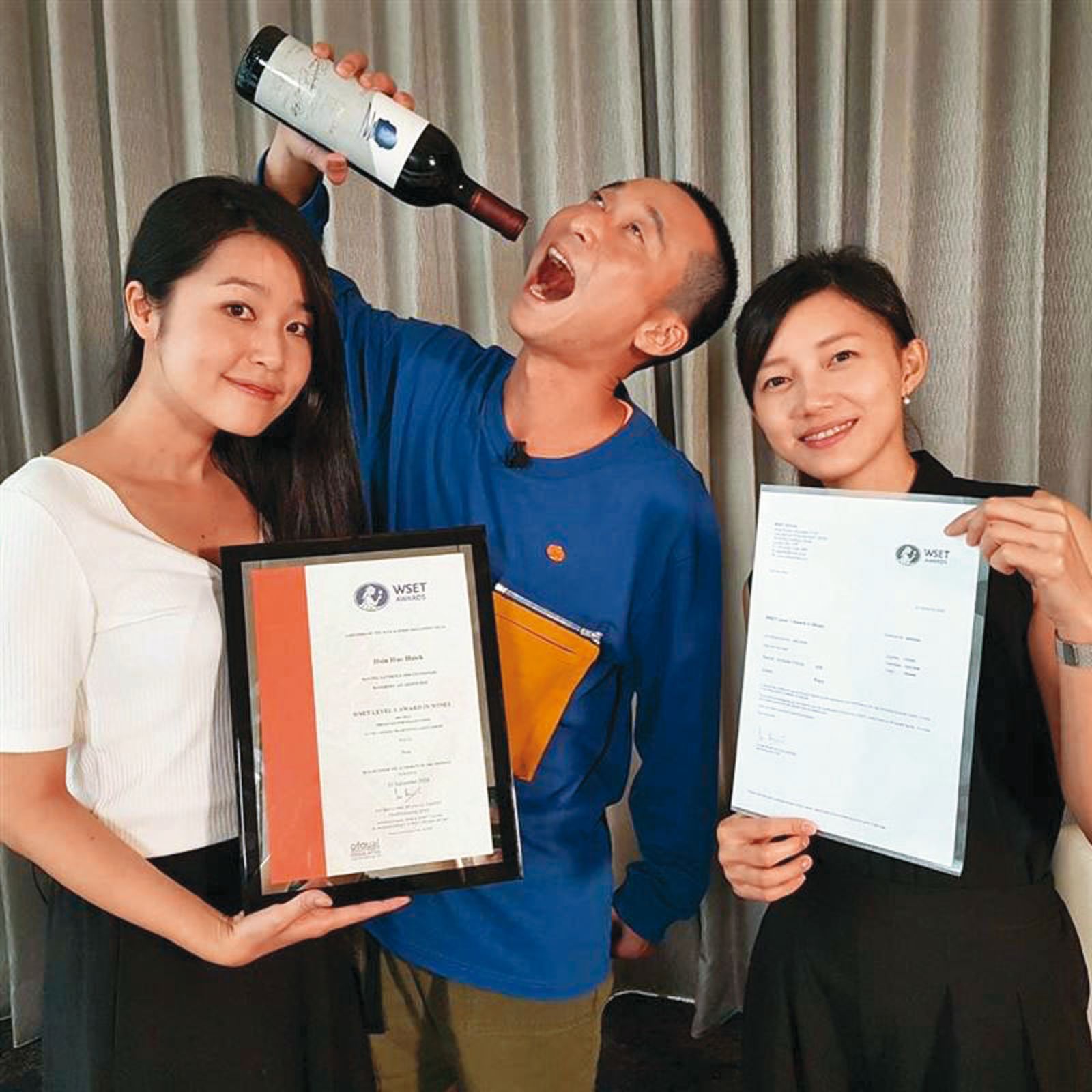 浩子(中)考取品酒師執照,開心在社群分享。(圖/翻攝自浩角翔起笑一個官方粉絲專頁)