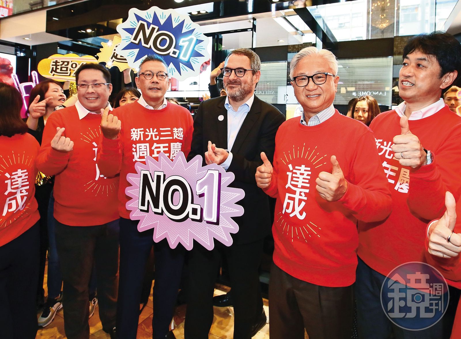 吳東昇(右2)原定這屆要將新光三越董座交棒吳昕陽(右4),他卻不願放手。(圖/鏡週刊)