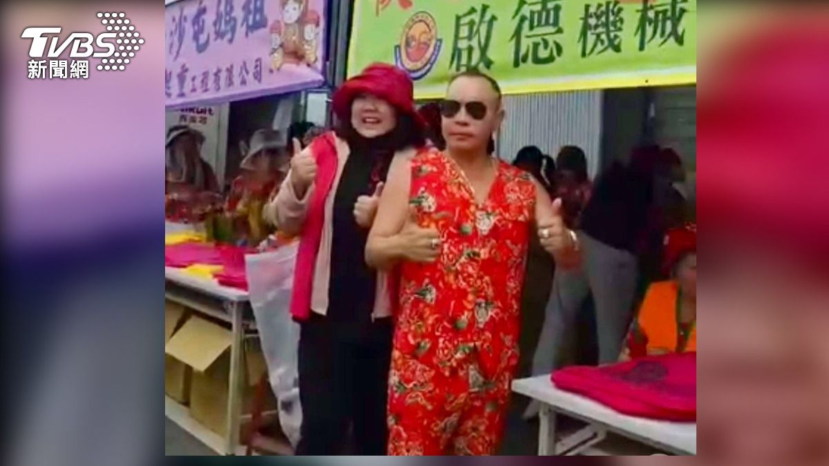 胡漢龑追媽祖 雙手被曬紅仍熱情跟隨。(圖/翻攝啟德工程臉書)