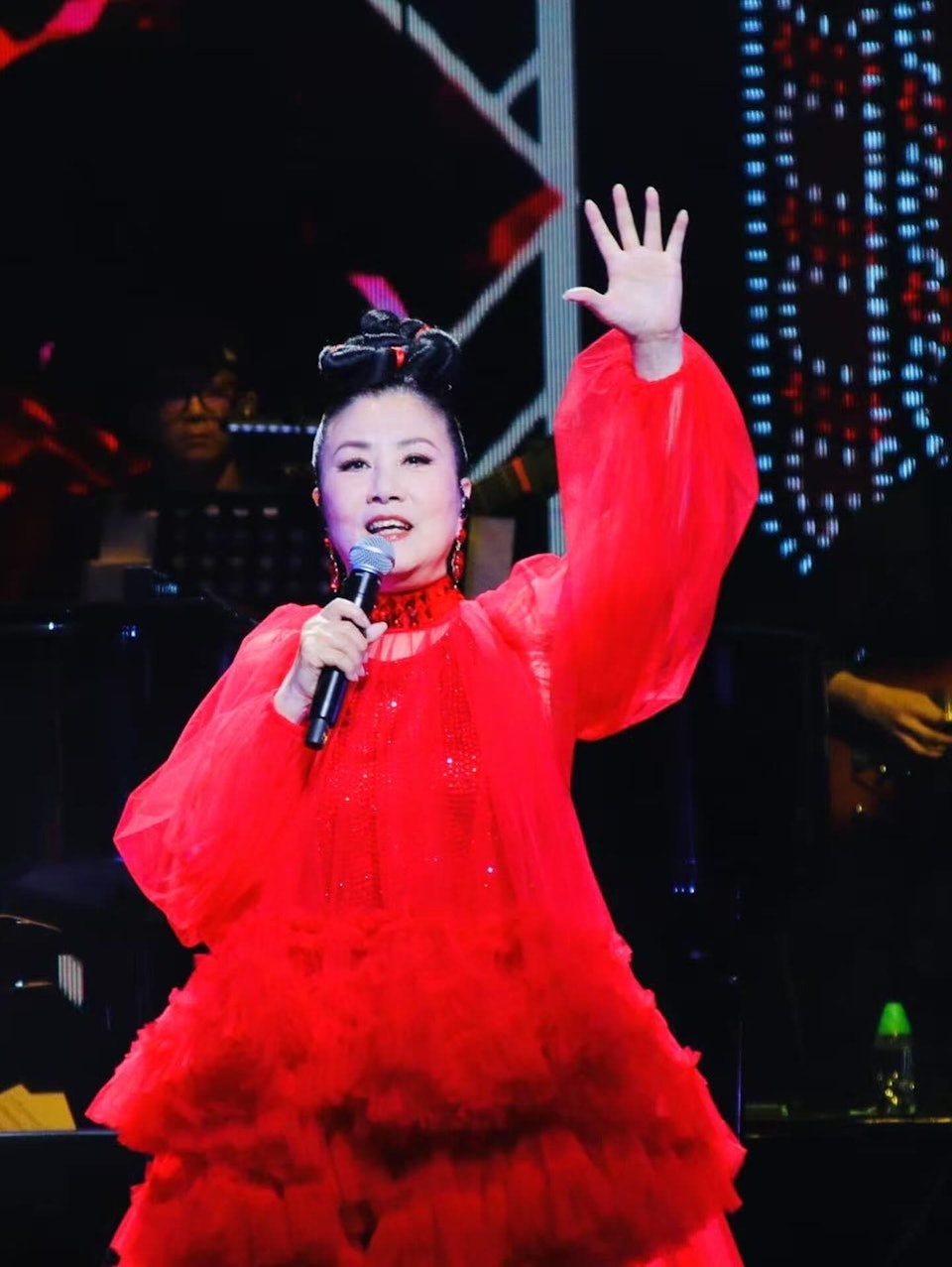 77歲「阿姐」穿上紅色表演服盡顯身材曲線。(圖/翻攝自IG@wang_liza)