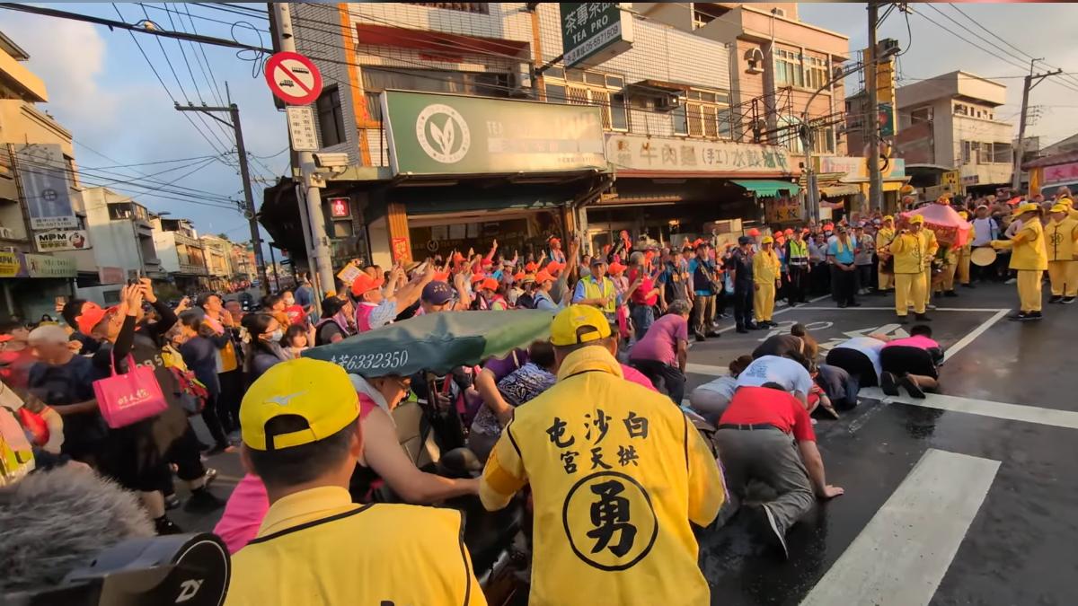 白沙屯媽祖回鑾!阿嬤騎車想鑽轎腳 下秒眾人抬車助完成心願