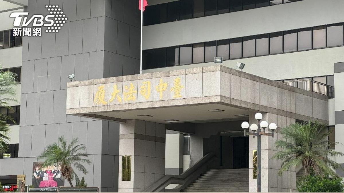 稱陸配同事「收屍團」!櫃姐大聊八卦還秀她證件 下場慘了