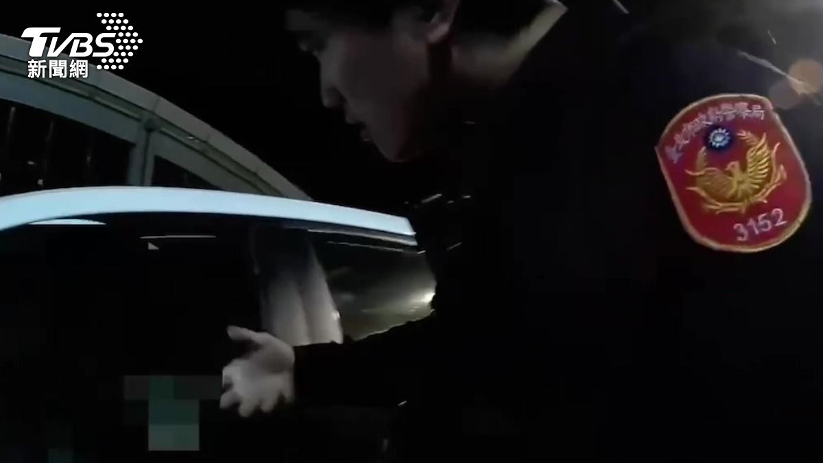 紅燈停到睡著!北市警上前敲車窗 2人驚醒車內搜出毒品