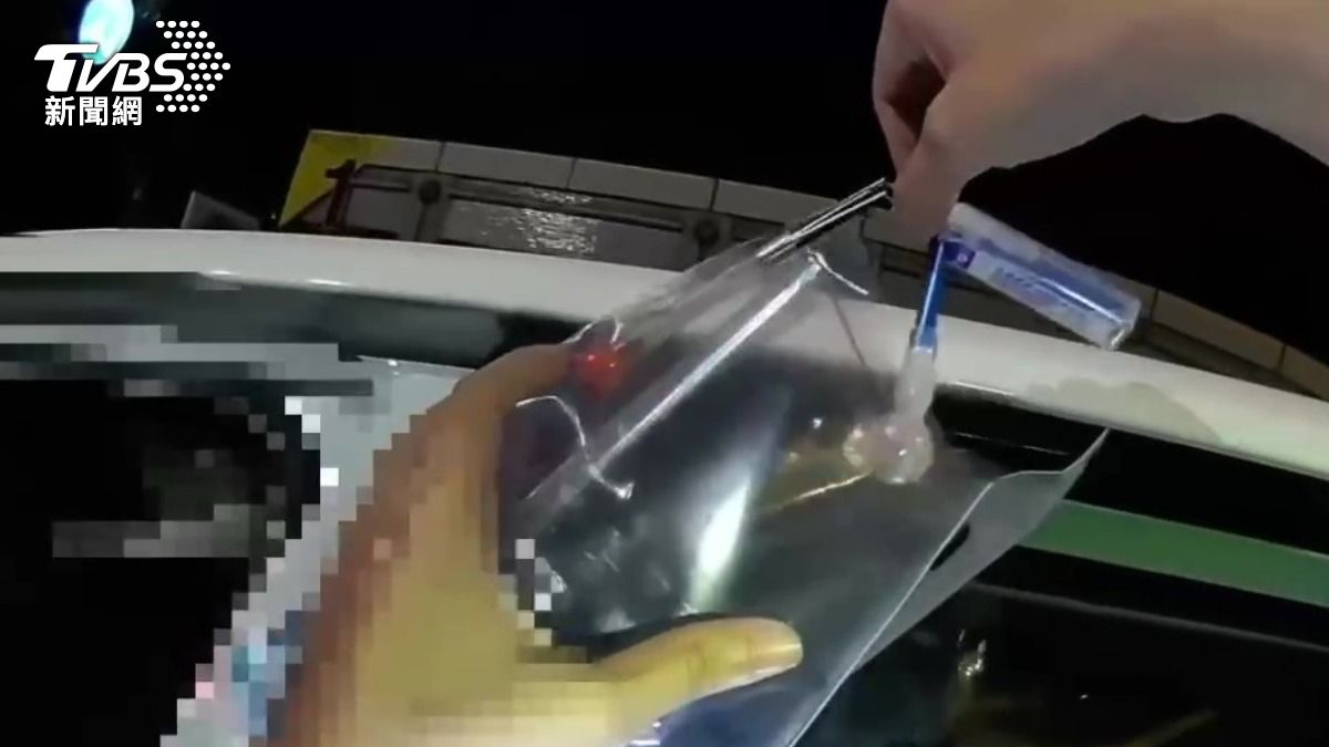 警方在車內查獲毒品與吸食器。(圖/TVBS)