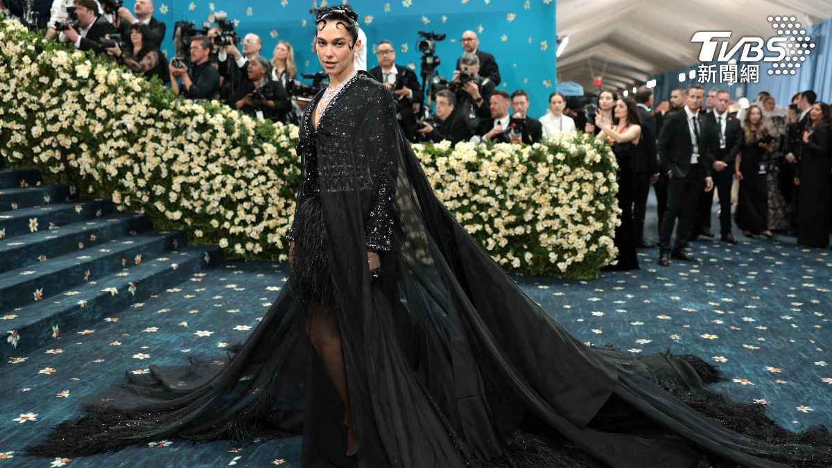 Dua Lipa的曳地黑紗禮服看起來十分優雅。(圖/達志影像路透社)
