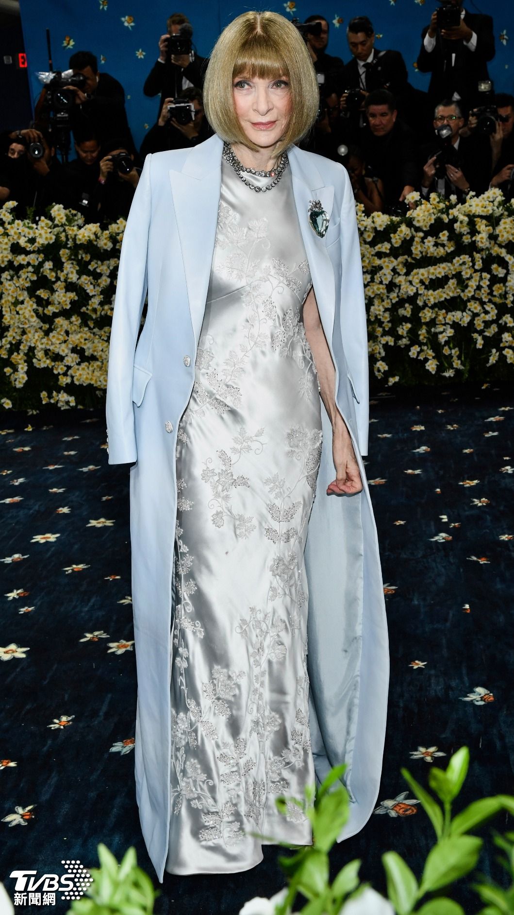 時尚女魔頭Anna Wintour著淺藍外套和白禮服。(圖/達志影像美聯社)