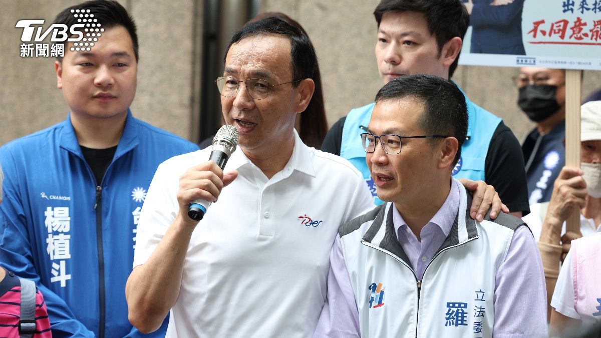 國民黨主席朱立倫替藍委羅智強站台。(圖/華子琛攝)