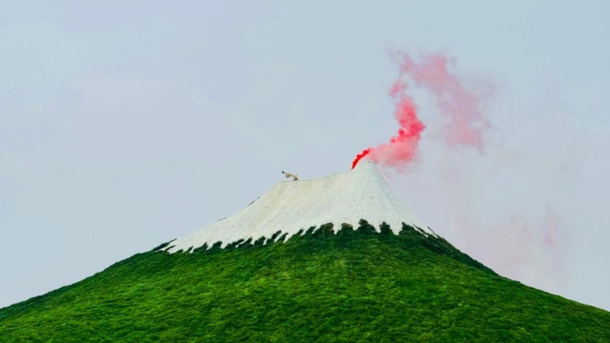 仿造的富士山還會在節假日噴粉紅煙霧，營造氛圍。（圖／翻攝自 微博）