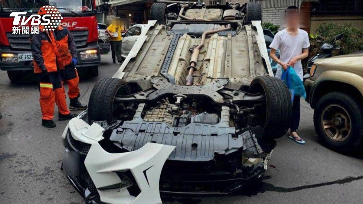快訊/新北新店轎車180度翻覆 車毀受困2人頭破血流