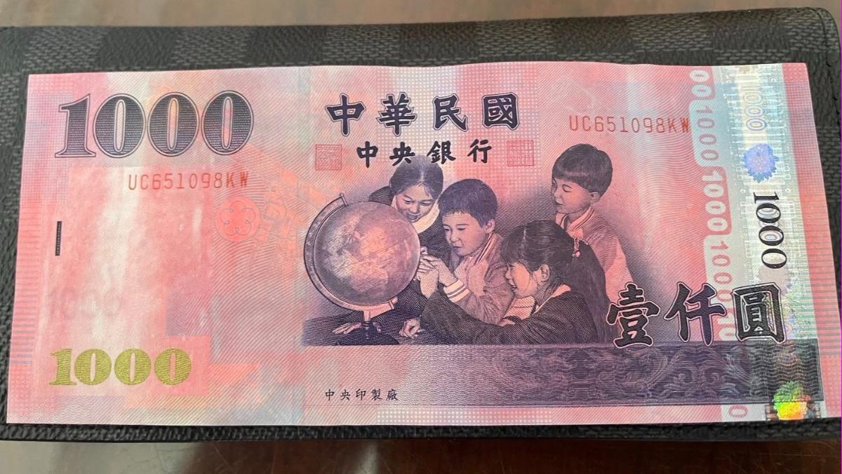 追媽祖ATM領到「粉紅千鈔」 幸運香燈腳是生命鬥士乾爹