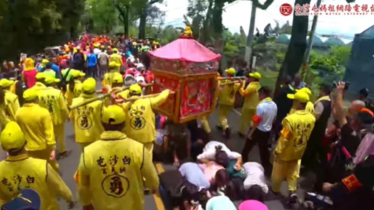 他追「粉紅超跑」ATM領粉紅千元鈔!嗨問媽祖賜財? 網曝:賺爛