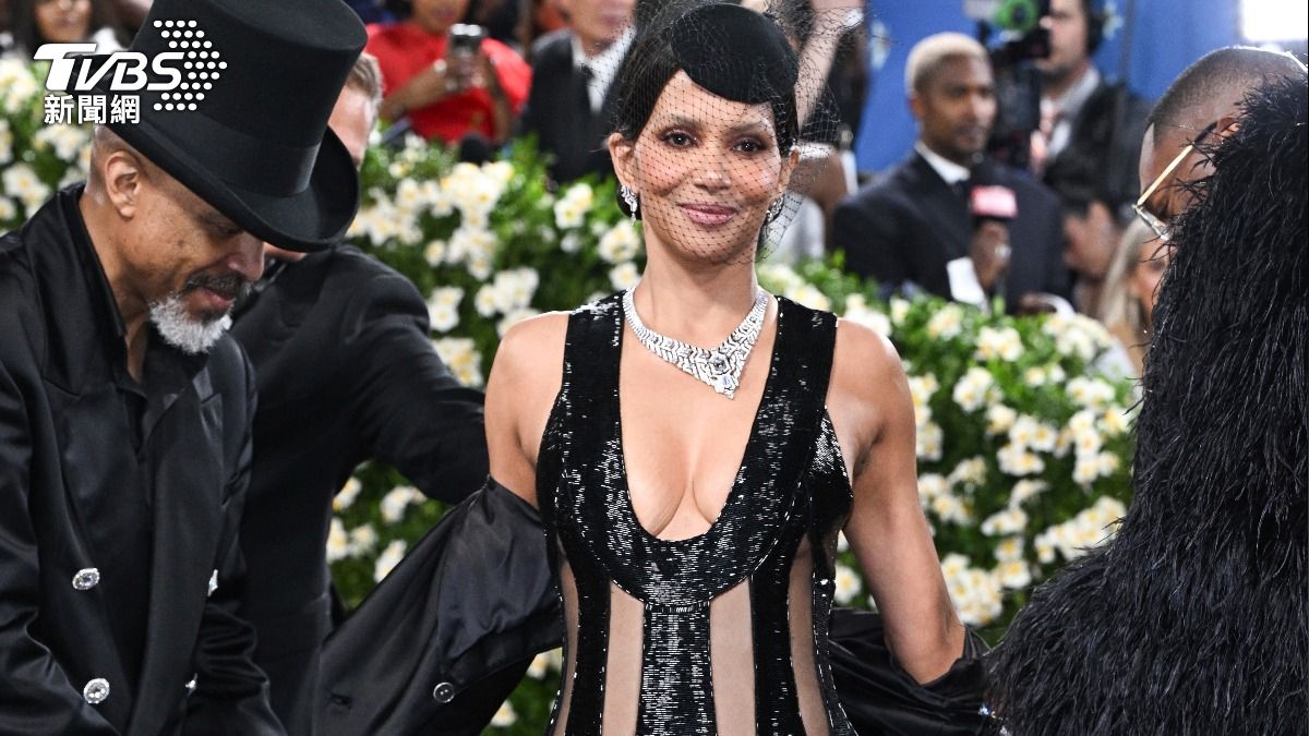 Met Gala/超辣!奧斯卡影后荷莉貝瑞「一條線遮點」 全身看光光