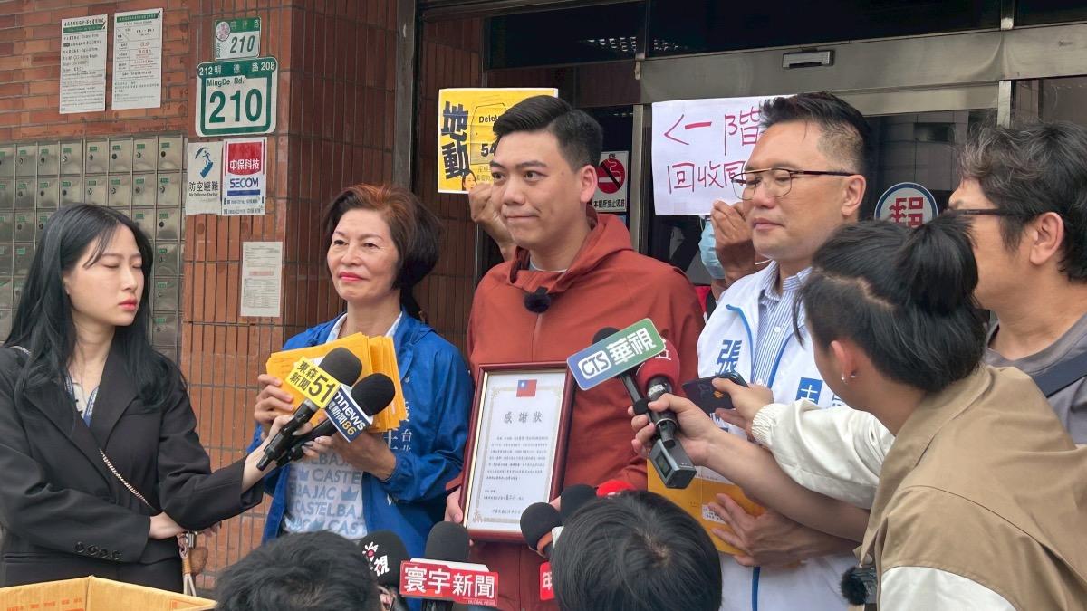北檢明開偵查庭 賴苡任「做好羈押準備」:我就在裡面看書