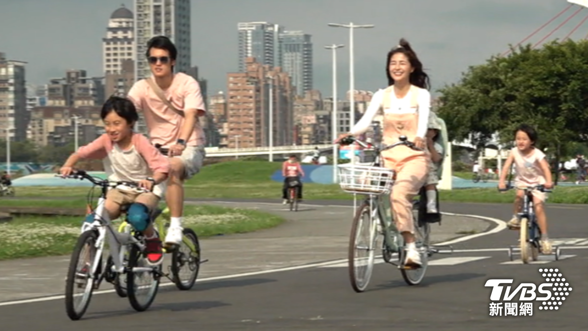 林舒語一家五口愛上騎單車。(圖/TVBS)