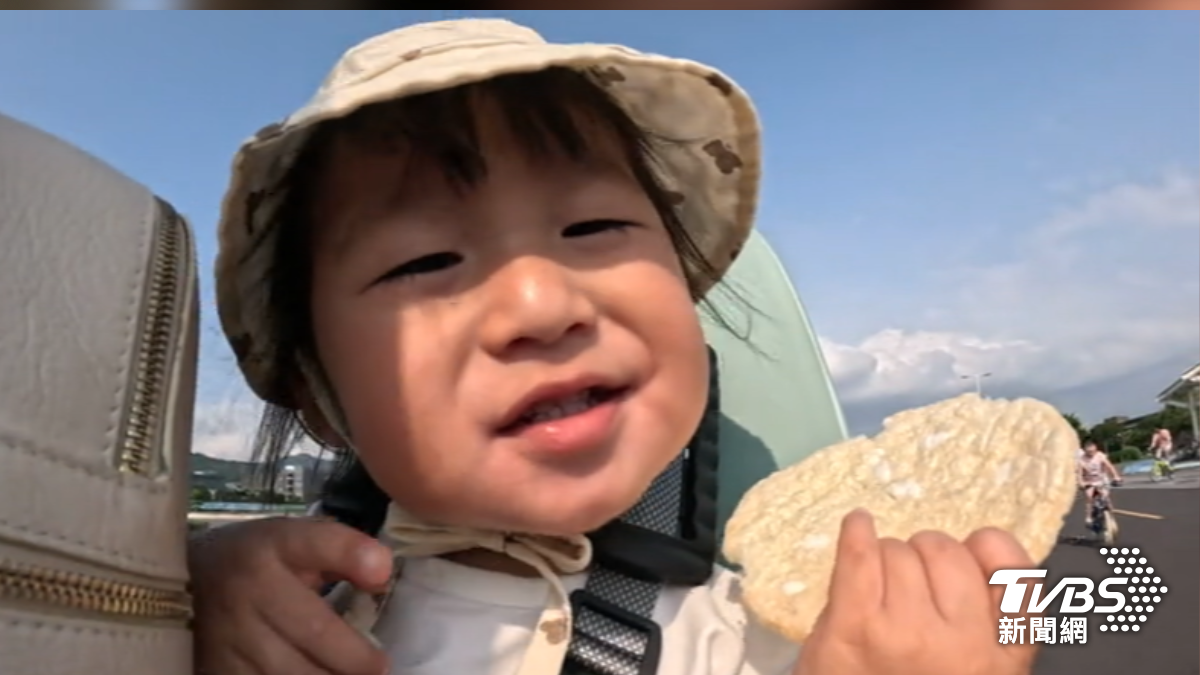 林舒語小兒子吃餅乾兜風。(圖/TVBS)