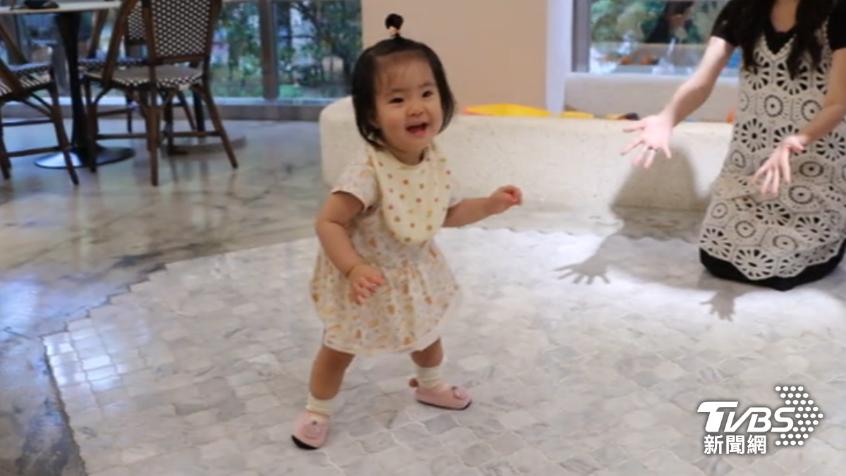 洪詩一歲愛女哺哺學走路。(圖/TVBS)