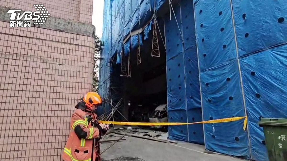快訊／新北中和鷹架倒塌2工人3樓墜落　交管人員目睹嚇到腿軟