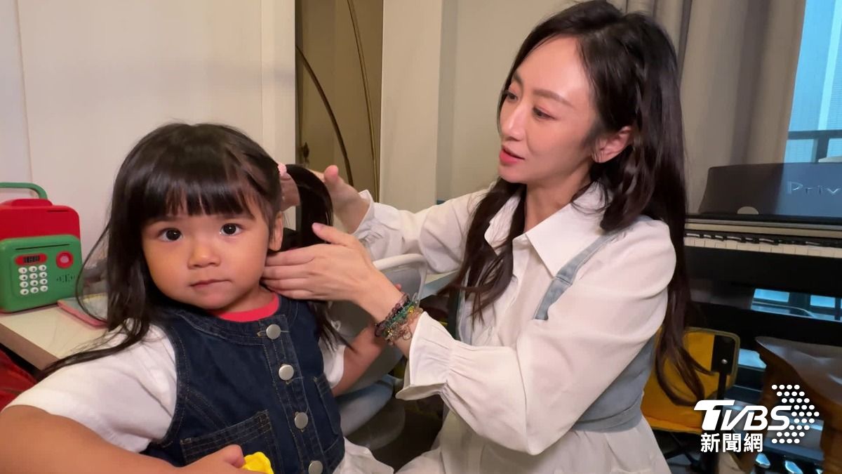 蔡允潔和女兒小福星(圖/TVBS)