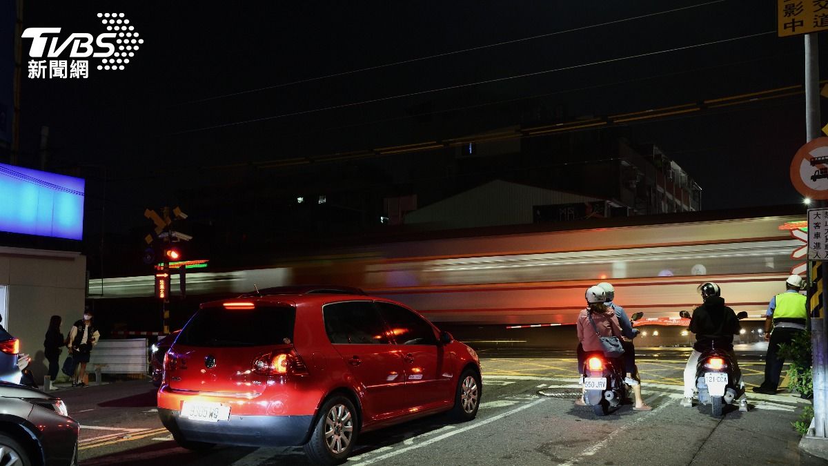 先讓大車轉彎！台中男平交道「做1事」秒噴9萬　吊照終身