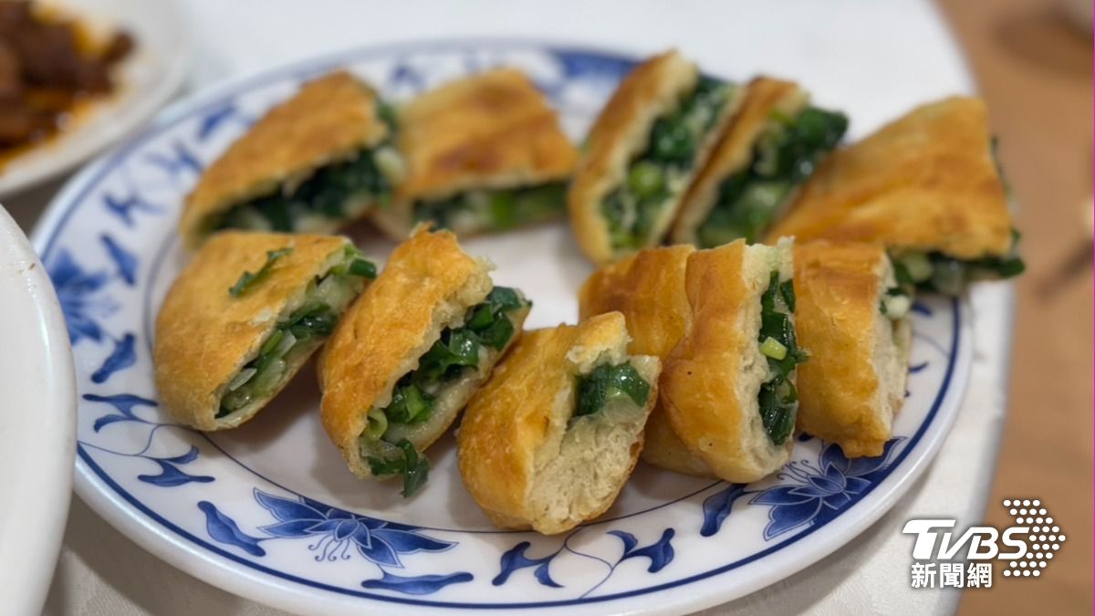 包滿蔥花的蔥油餅,是不少老饕必點的美味。(圖/林雅婷攝)