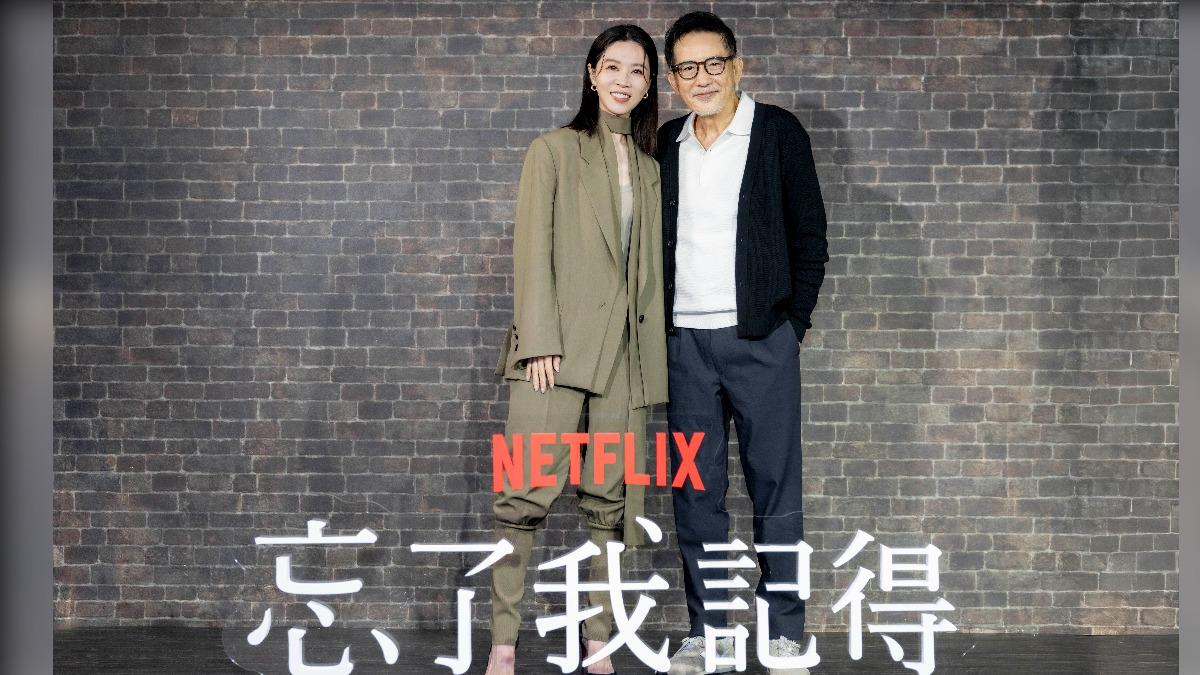 謝盈萱與秦漢飾演父女檔。(圖/Netflix提供)