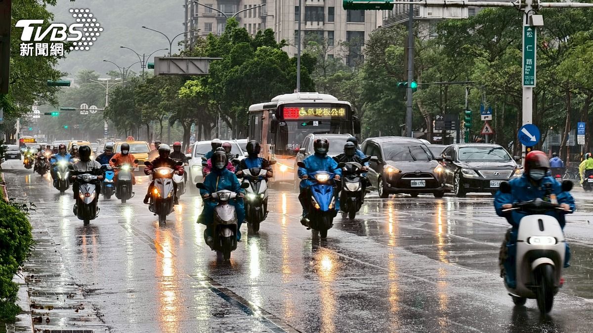 天氣/雨轟大半個台灣!明溼答答一片 這天更凶再升級