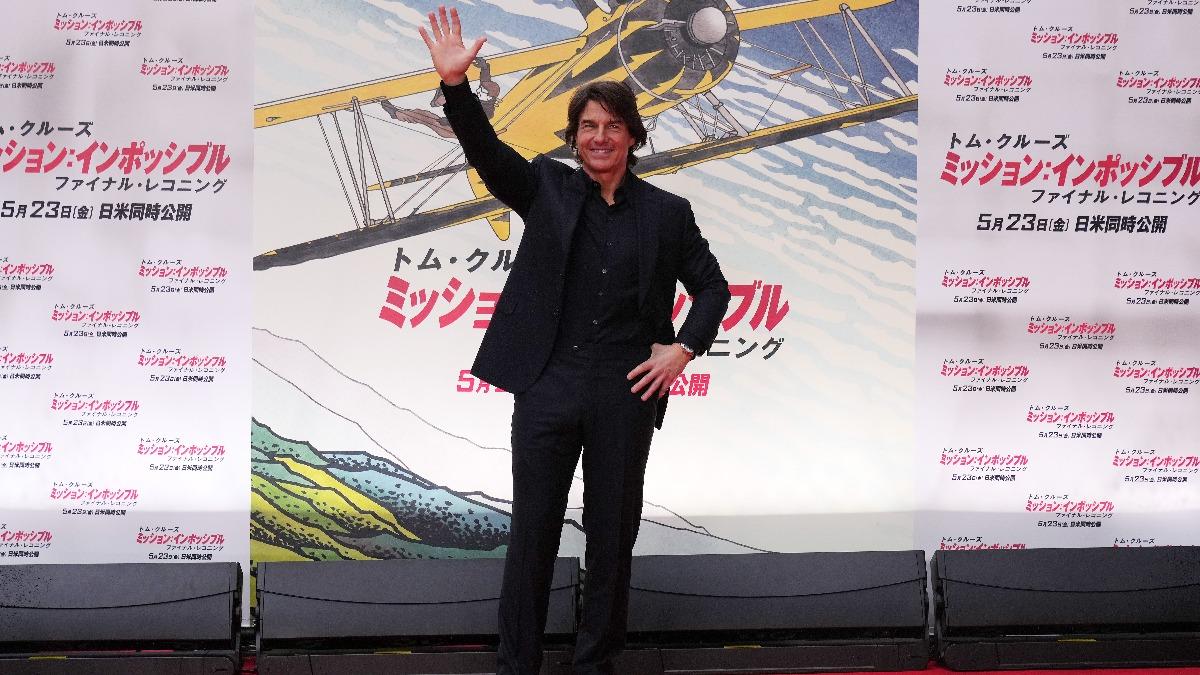 湯姆克魯斯《不可能8》寵日粉 東京3小時冒雨簽名、合影「導火線引爆東京都廳舍」