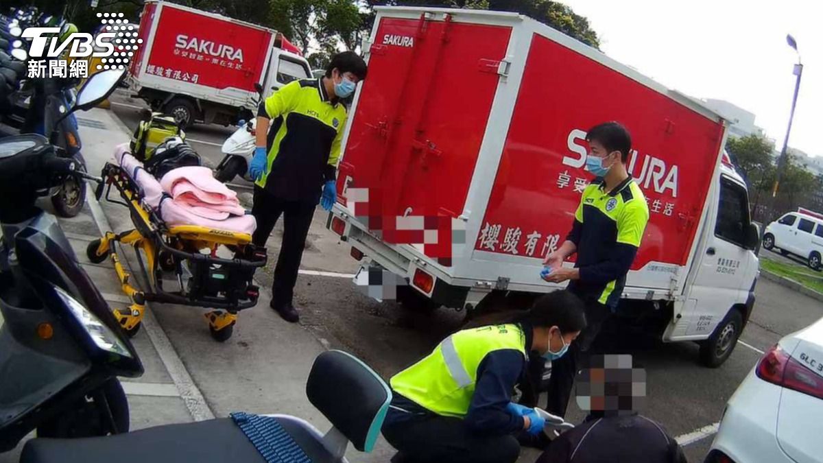 竹北警搜索2小時 尋獲洗腎失聯翁送醫脫險。(圖／竹北分局提供）