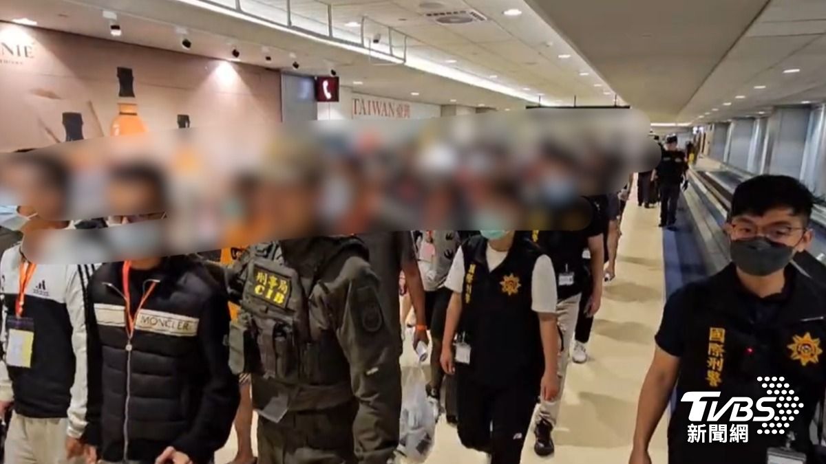 被騙去詐騙園區的受害者平安抵台桃園機場。(圖/TVBS)