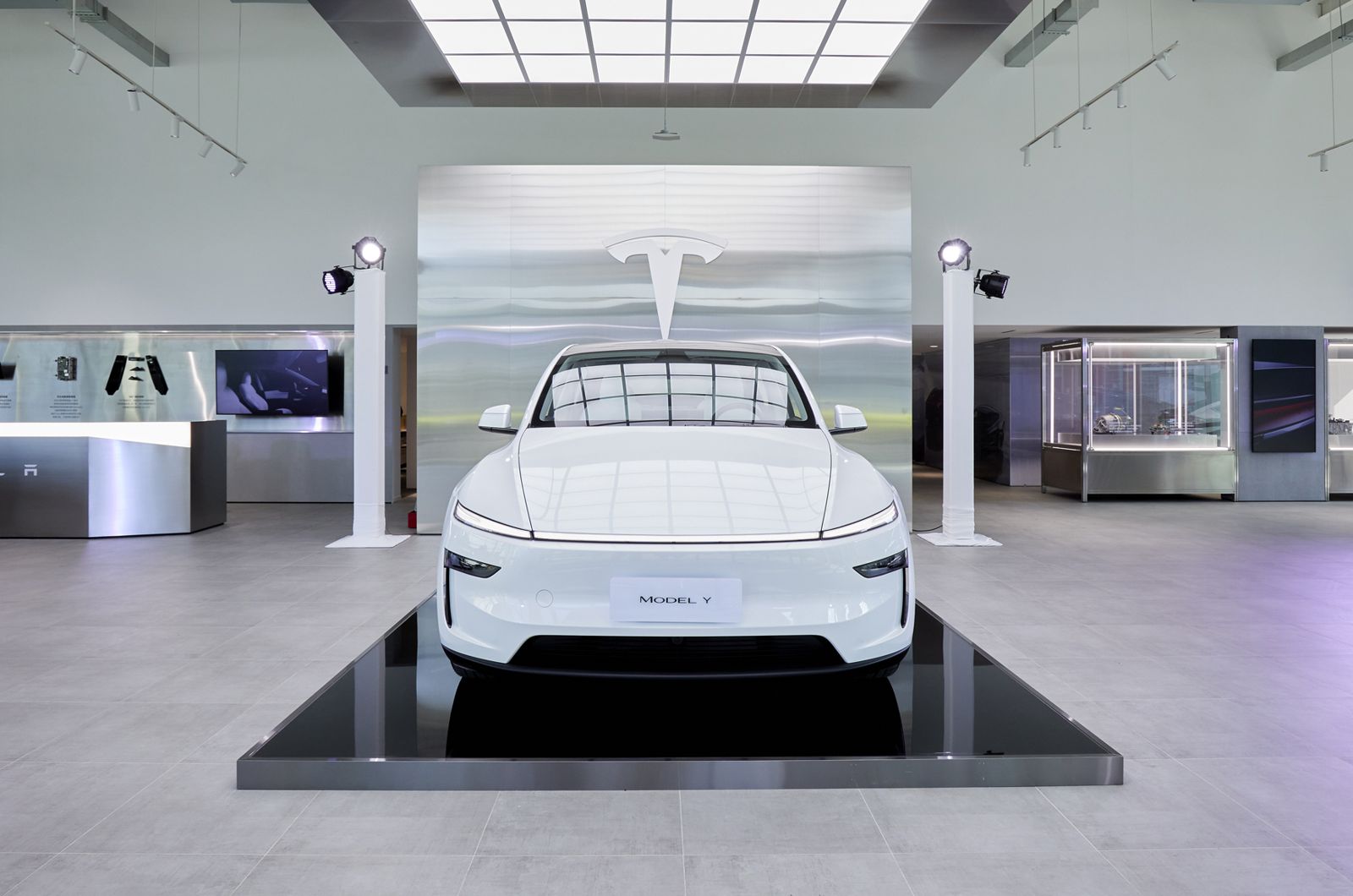 Tesla 台北南港服務體驗中心正式啟用,為目前北台灣最大之 Tesla 展示與維修體驗據點。(圖/Tesla提供)