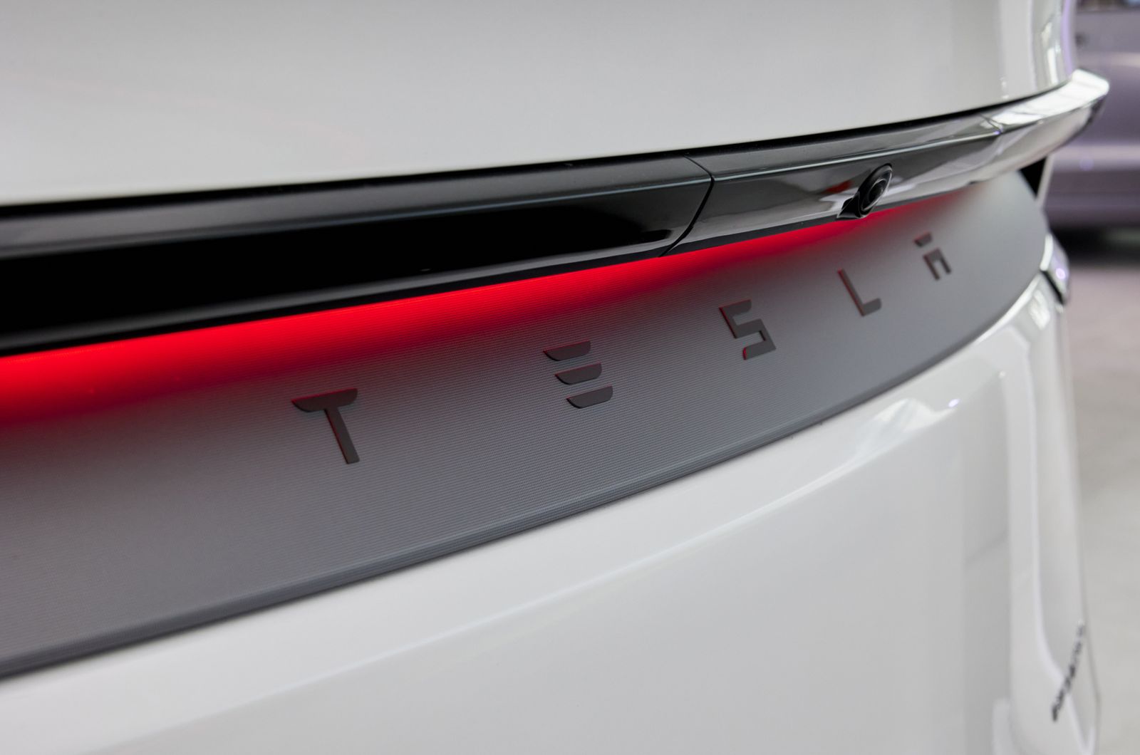 Model Y 全新單一貫穿式尾燈是同級產品中第一款間接反射式車身面板尾燈。(圖/Tesla提供)